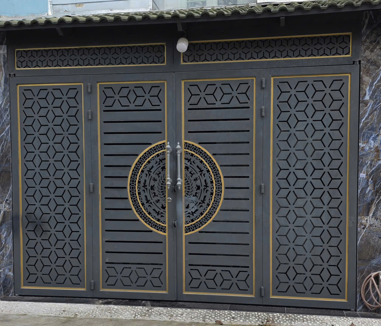 Cửa nhôm tấm CNC là gì?